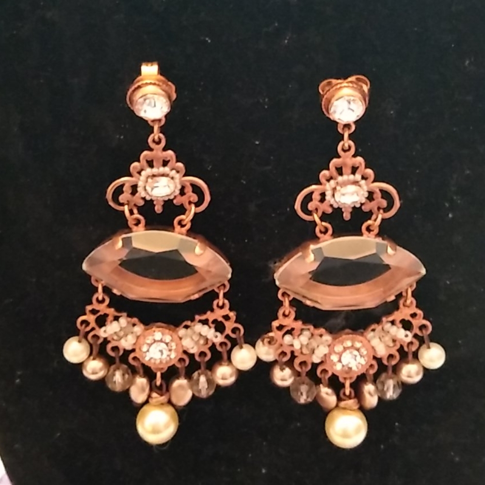 Chandelier earrings with glass stone